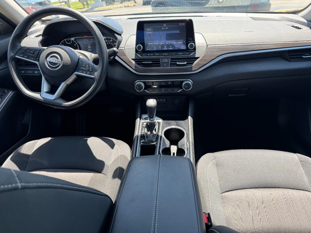 Nissan Altima Vehicle Full-screen Gallery Image 13