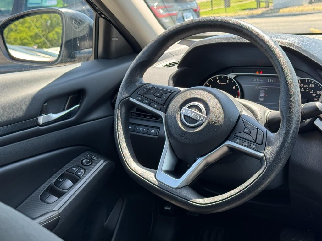Nissan Altima Vehicle Full-screen Gallery Image 14