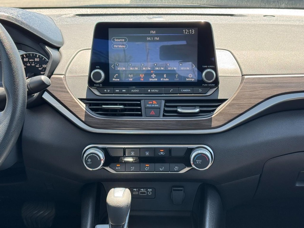 Nissan Altima Vehicle Full-screen Gallery Image 15