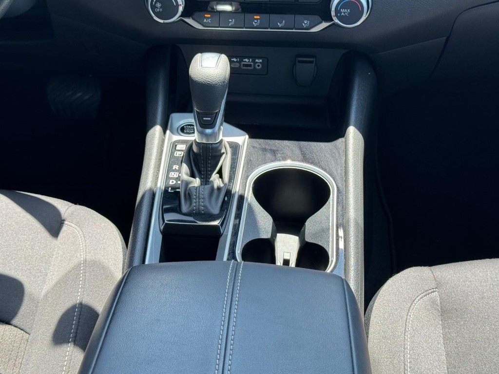 Nissan Altima Vehicle Full-screen Gallery Image 16