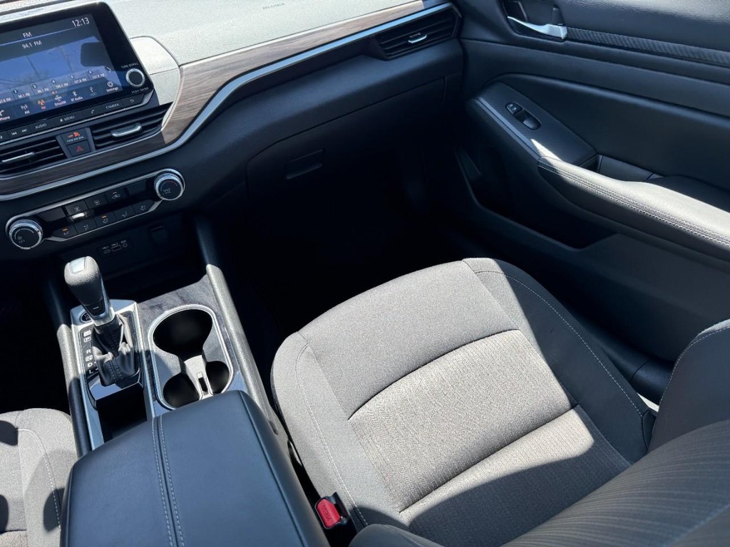 Nissan Altima Vehicle Full-screen Gallery Image 17