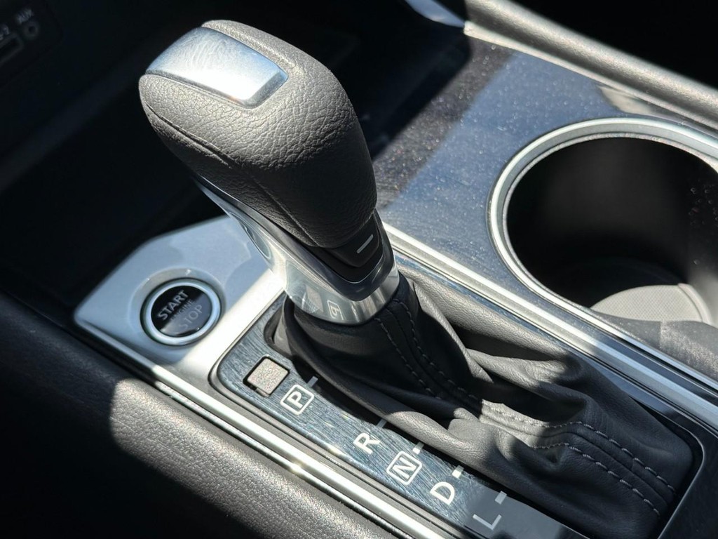 Nissan Altima Vehicle Full-screen Gallery Image 21