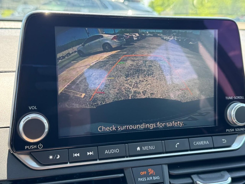 Nissan Altima Vehicle Full-screen Gallery Image 22