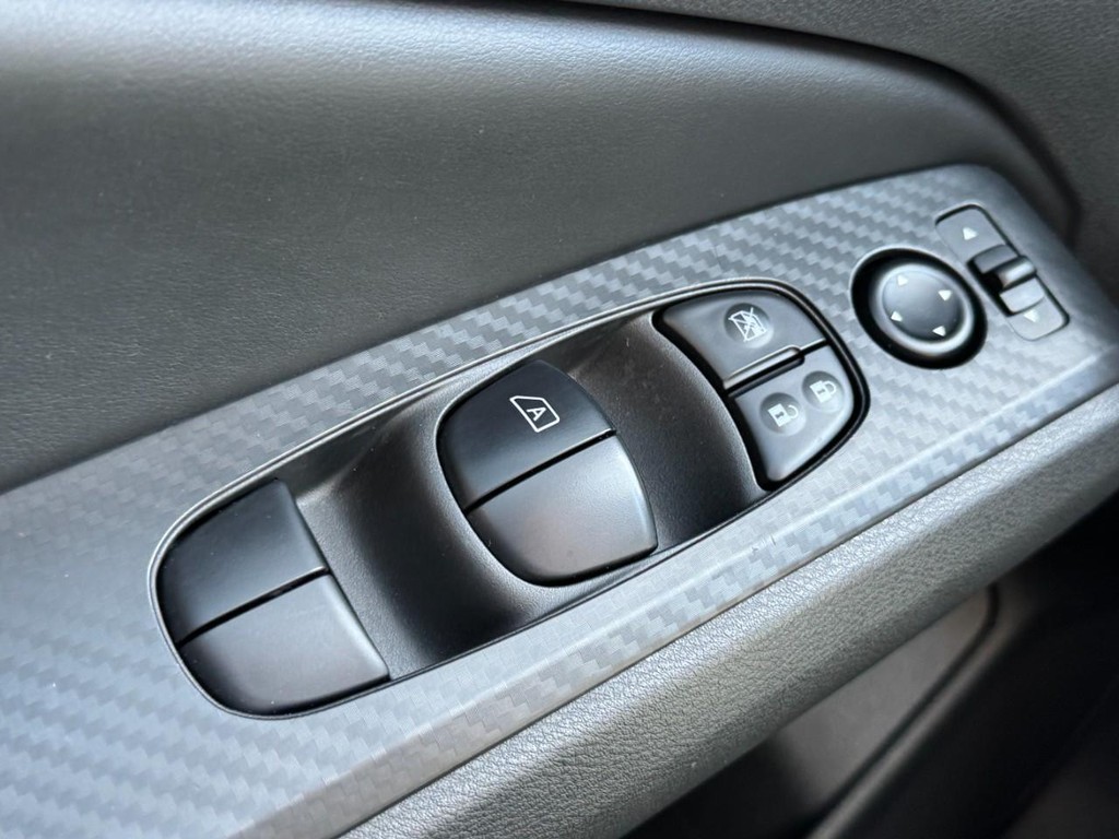 Nissan Altima Vehicle Full-screen Gallery Image 23