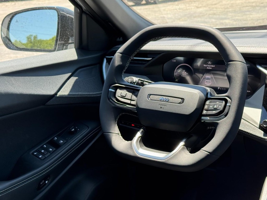 Jeep Cherokee Vehicle Full-screen Gallery Image 09