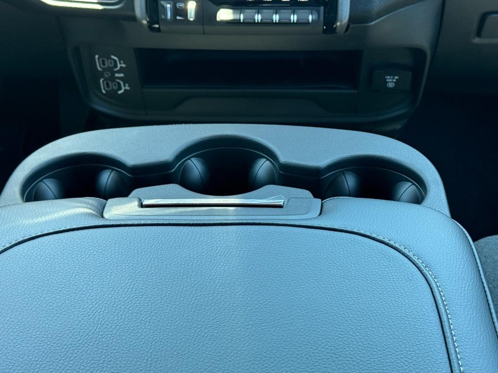 Ram 2500 Vehicle Full-screen Gallery Image 11