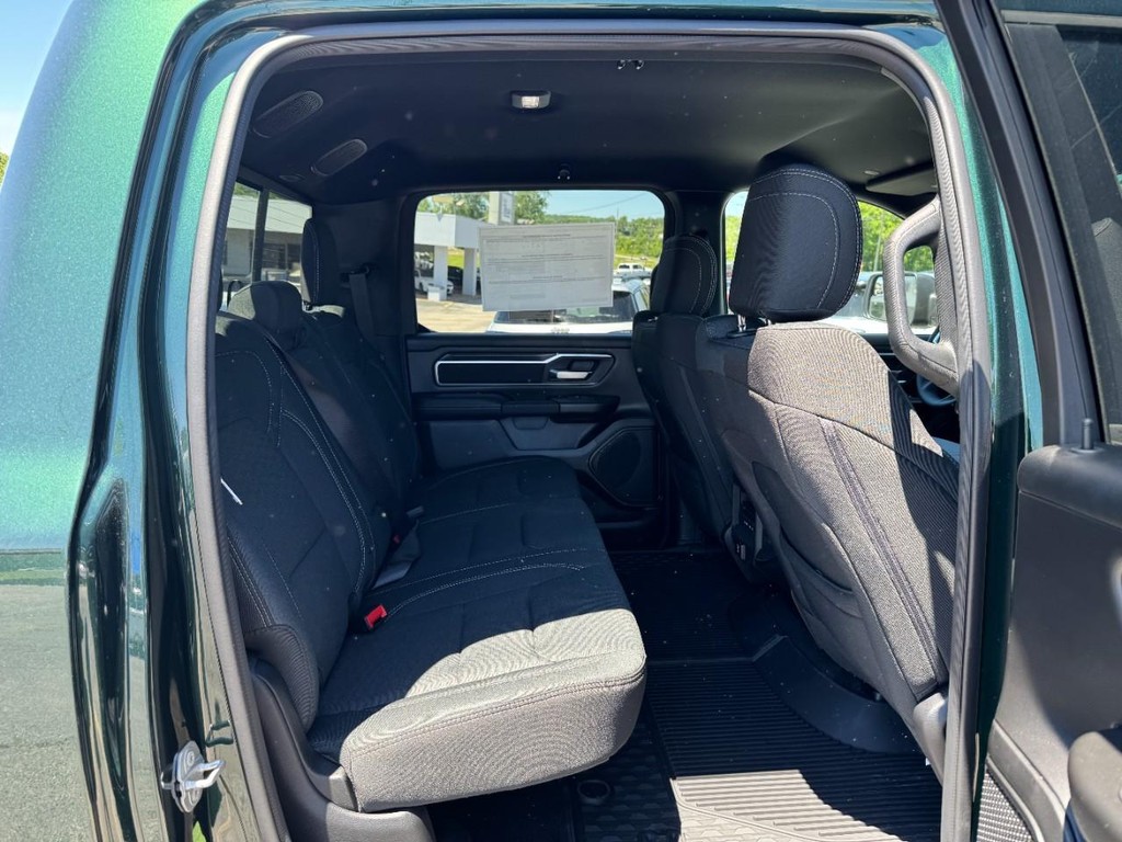 Ram 1500 Vehicle Full-screen Gallery Image 06