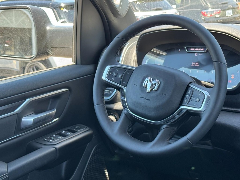 Ram 1500 Vehicle Full-screen Gallery Image 09
