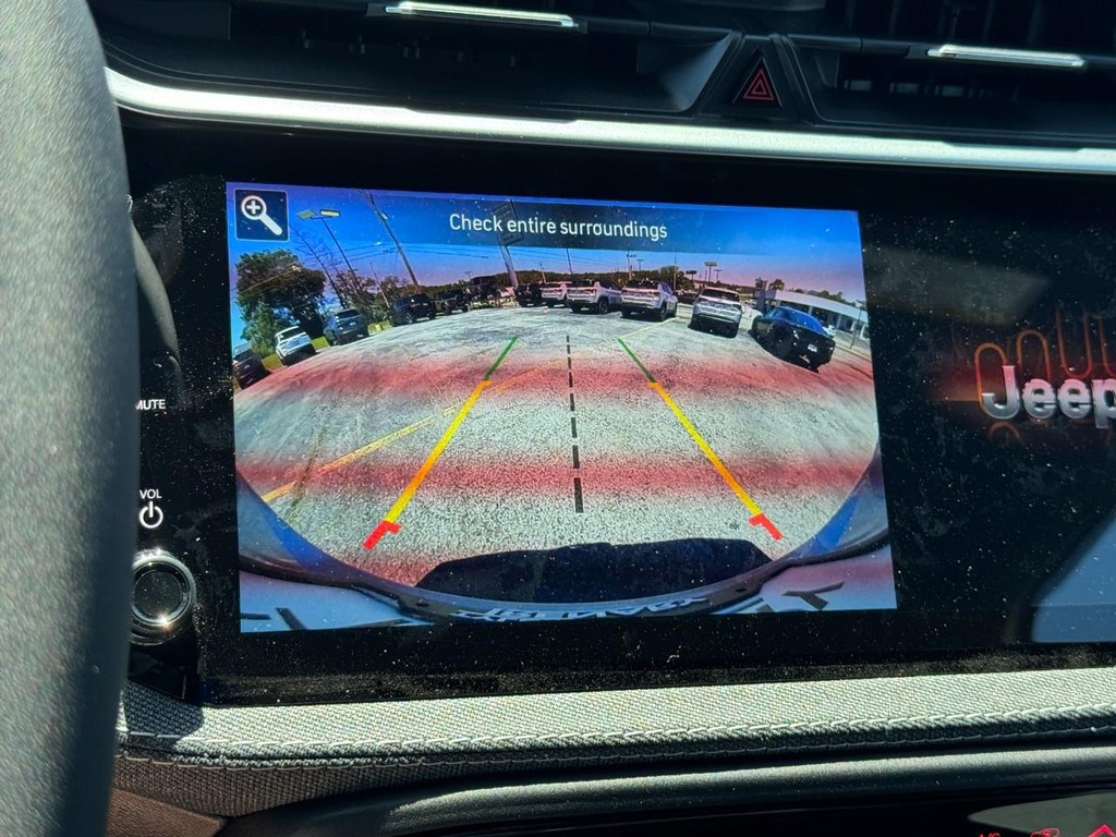 Jeep Cherokee Vehicle Full-screen Gallery Image 16