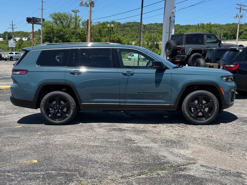Jeep Grand Cherokee L Vehicle Full-screen Gallery Image 02