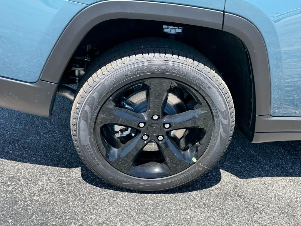 Jeep Grand Cherokee L Vehicle Full-screen Gallery Image 05