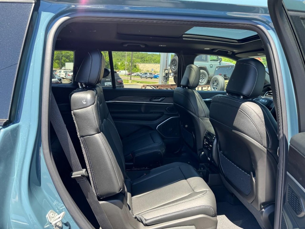 Jeep Grand Cherokee L Vehicle Full-screen Gallery Image 06