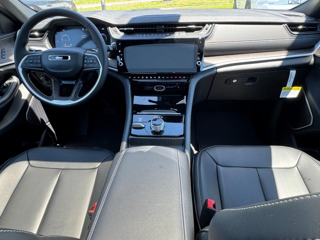Jeep Grand Cherokee L Vehicle Full-screen Gallery Image 09