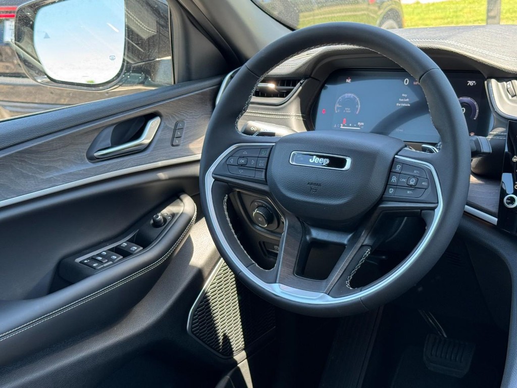 Jeep Grand Cherokee L Vehicle Full-screen Gallery Image 10