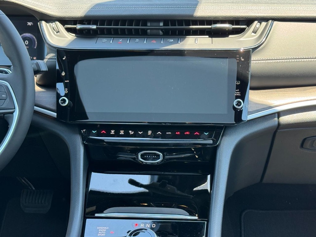 Jeep Grand Cherokee L Vehicle Full-screen Gallery Image 11
