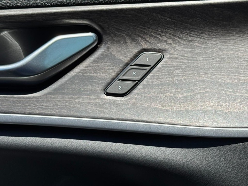 Jeep Grand Cherokee L Vehicle Full-screen Gallery Image 13