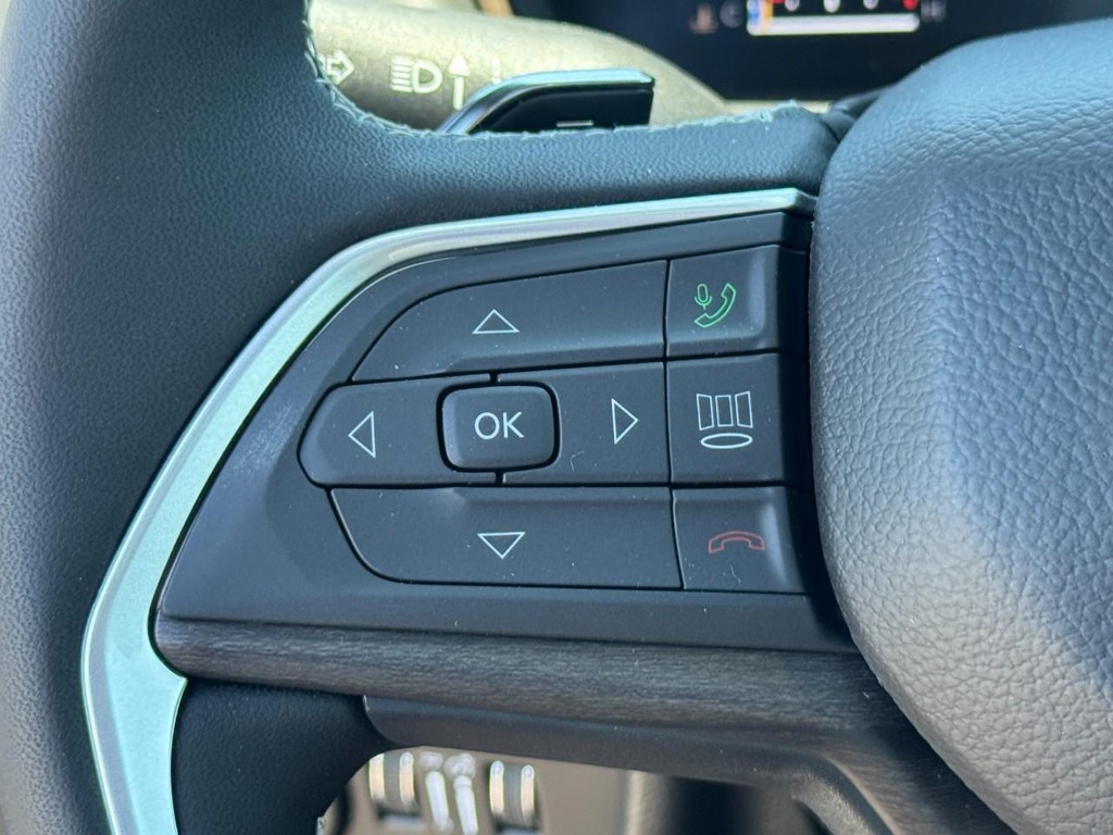 Jeep Grand Cherokee L Vehicle Full-screen Gallery Image 14