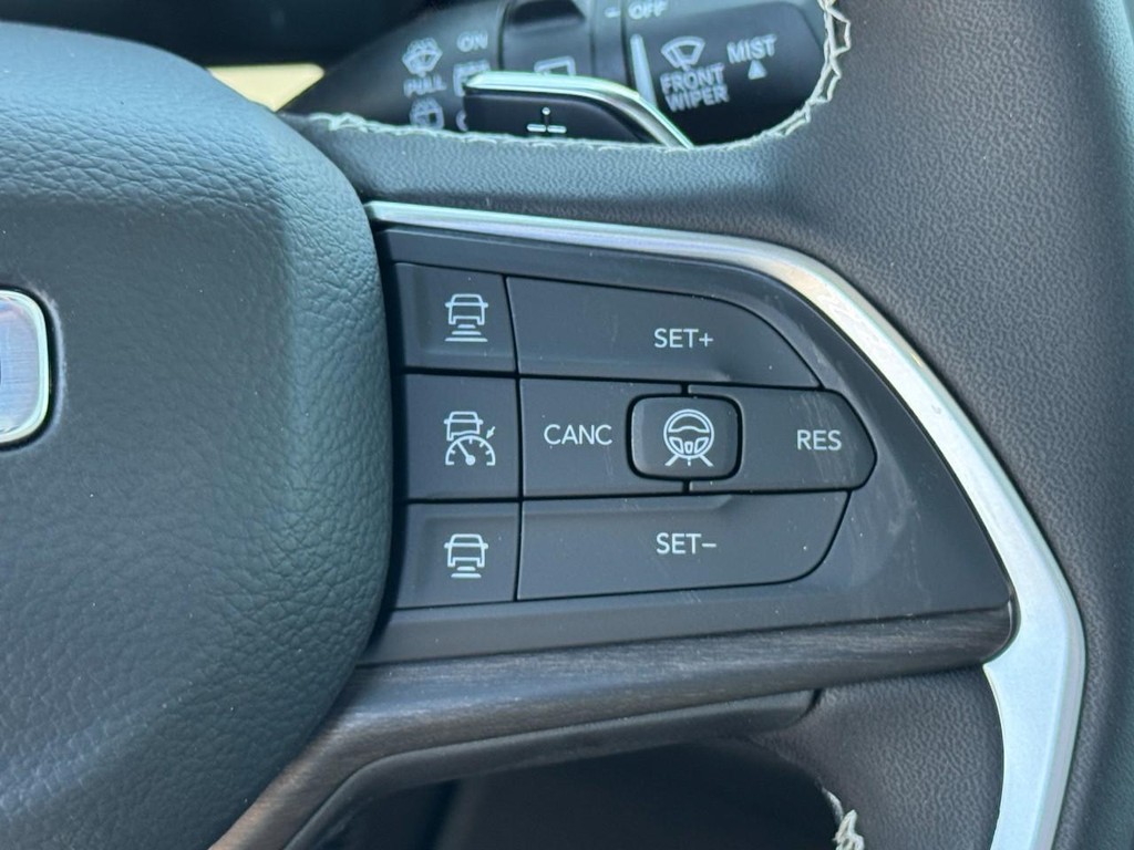 Jeep Grand Cherokee L Vehicle Full-screen Gallery Image 15