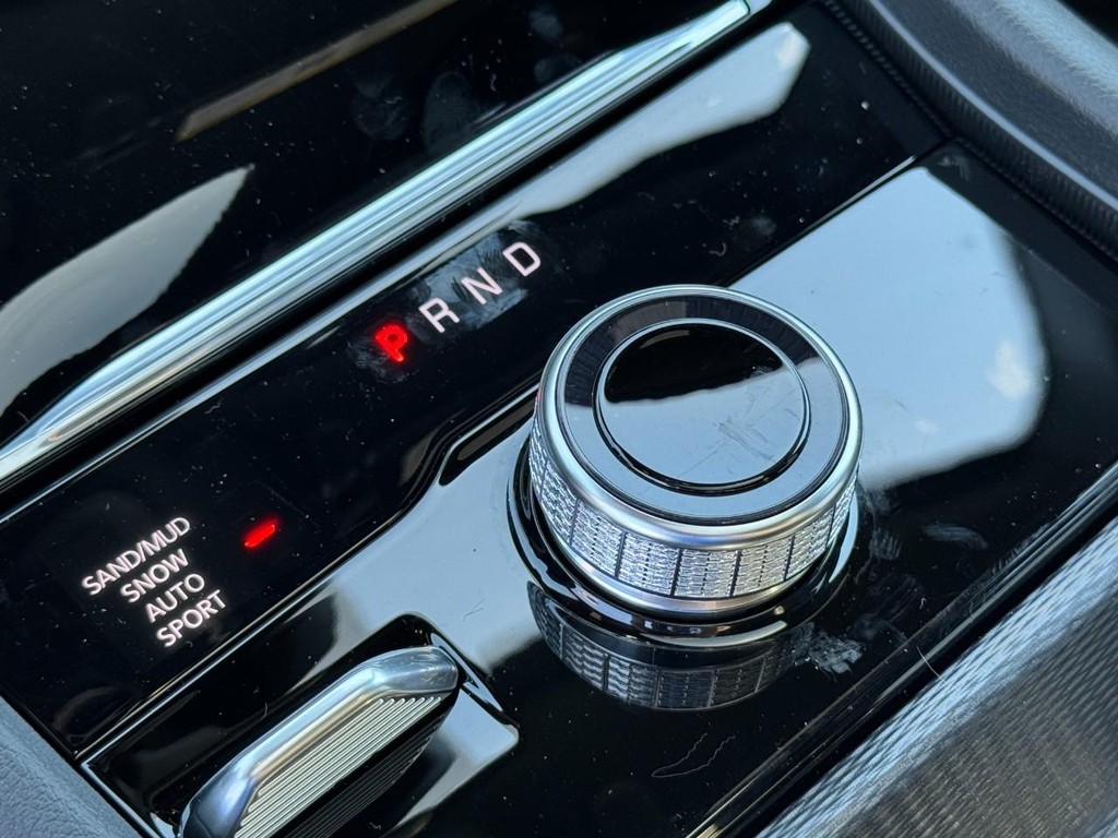 Jeep Grand Cherokee L Vehicle Full-screen Gallery Image 16
