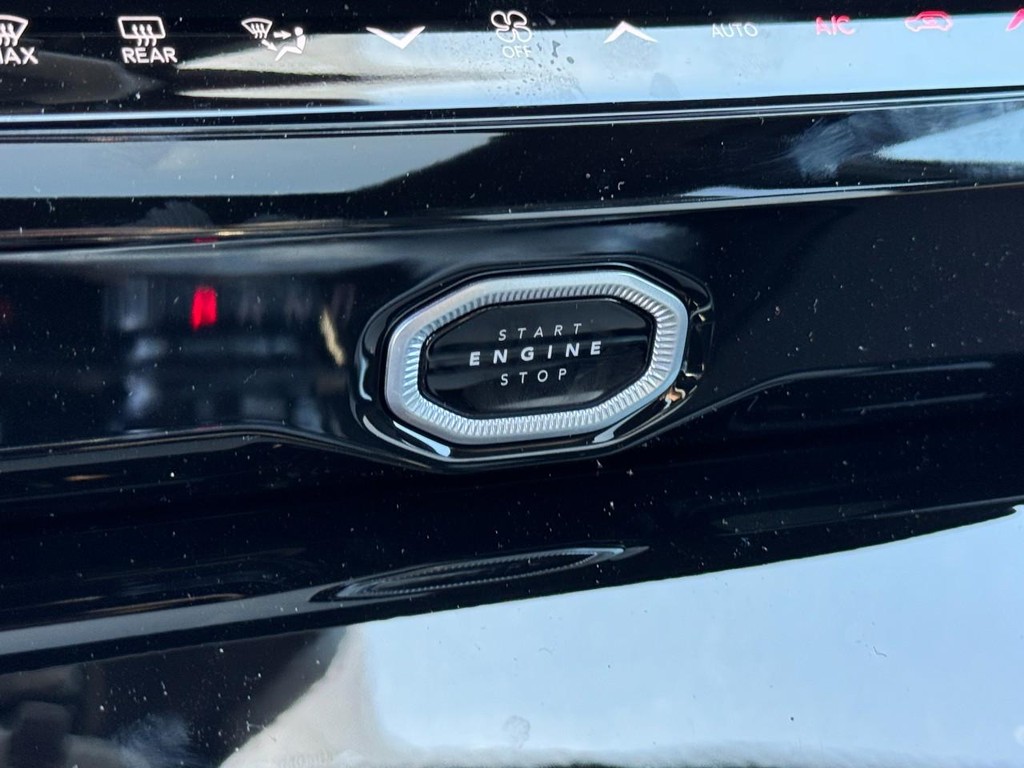 Jeep Grand Cherokee L Vehicle Full-screen Gallery Image 17