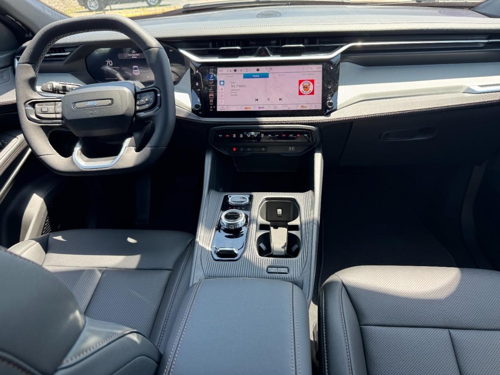 Jeep Cherokee Vehicle Full-screen Gallery Image 07