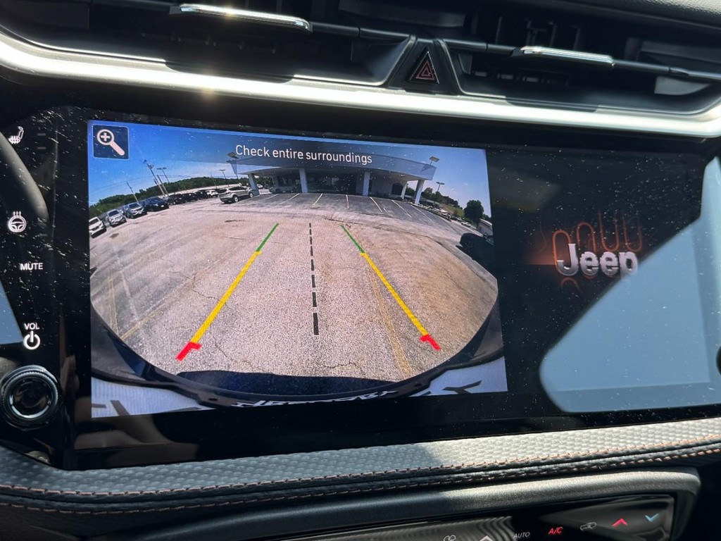 Jeep Cherokee Vehicle Full-screen Gallery Image 16