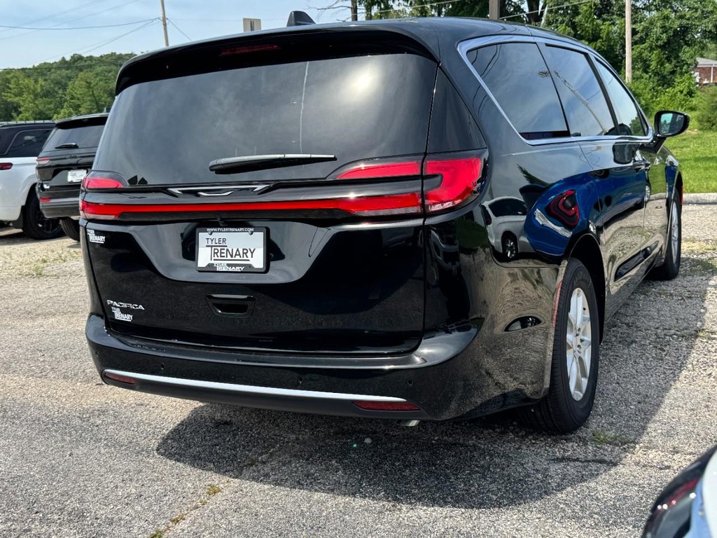Chrysler Pacifica Vehicle Full-screen Gallery Image 04