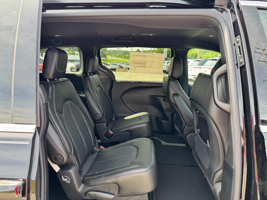 Chrysler Pacifica Vehicle Full-screen Gallery Image 06
