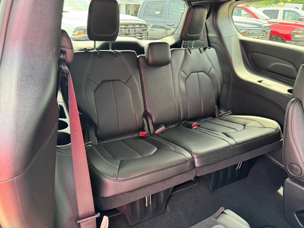 Chrysler Pacifica Vehicle Full-screen Gallery Image 07
