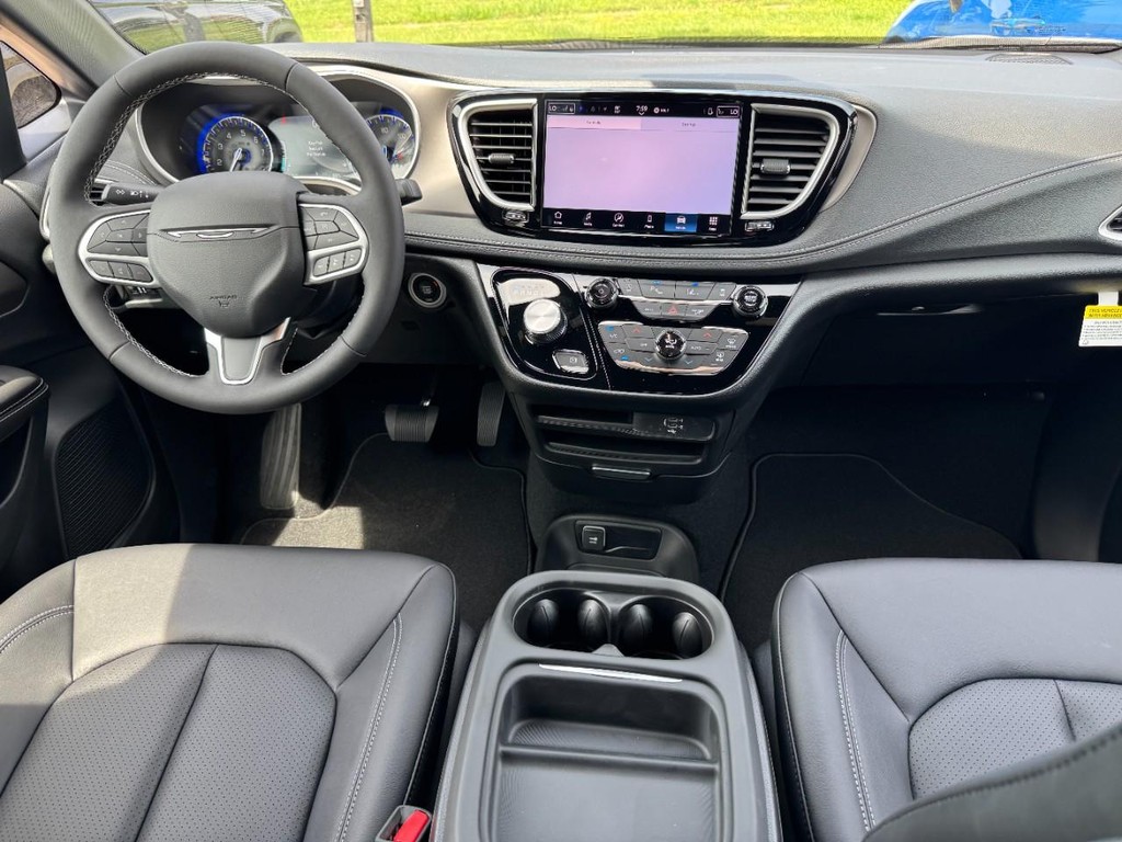 Chrysler Pacifica Vehicle Full-screen Gallery Image 09