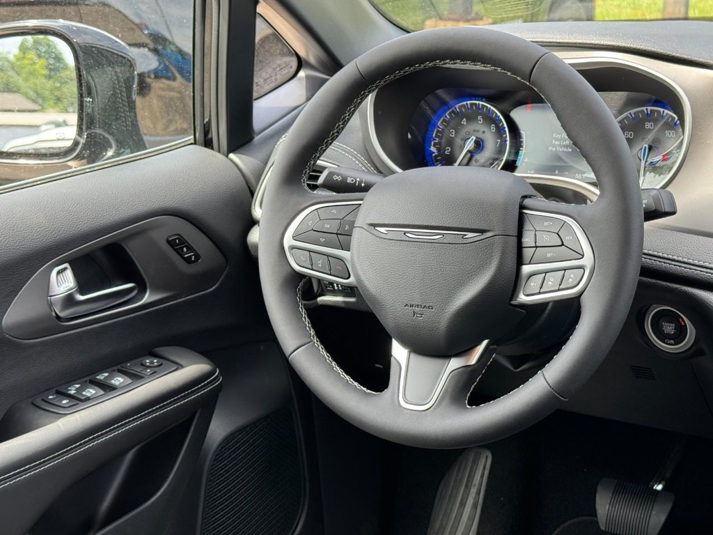 Chrysler Pacifica Vehicle Full-screen Gallery Image 10