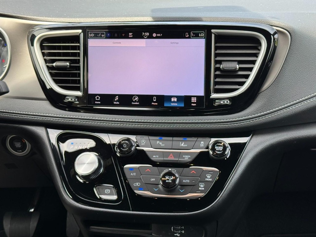 Chrysler Pacifica Vehicle Full-screen Gallery Image 11