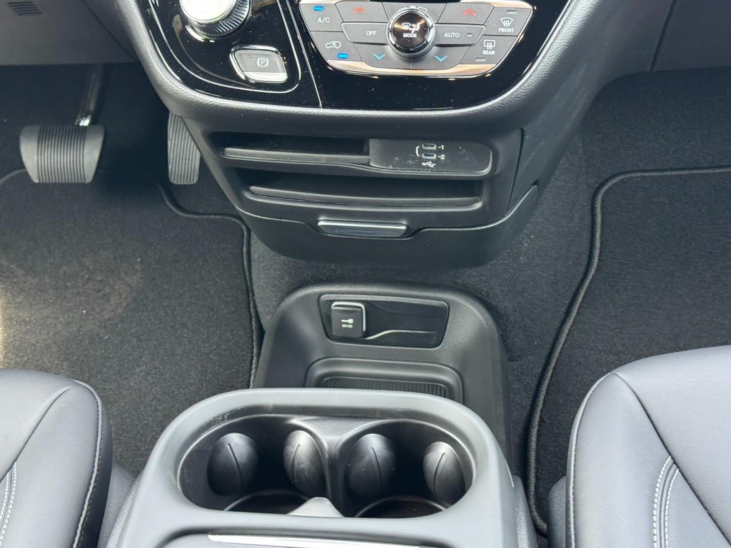 Chrysler Pacifica Vehicle Full-screen Gallery Image 12