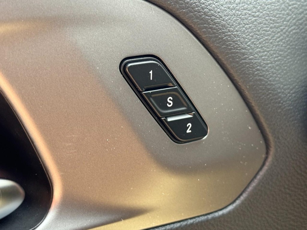 Chrysler Pacifica Vehicle Full-screen Gallery Image 13