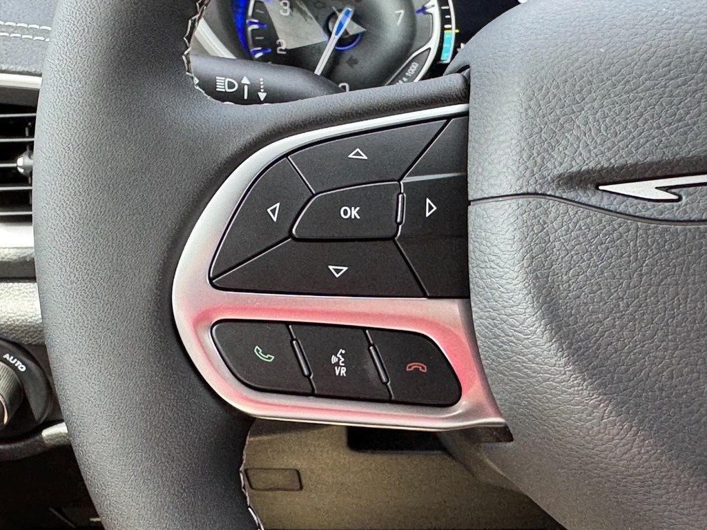 Chrysler Pacifica Vehicle Full-screen Gallery Image 14