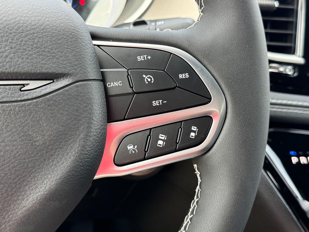 Chrysler Pacifica Vehicle Full-screen Gallery Image 15