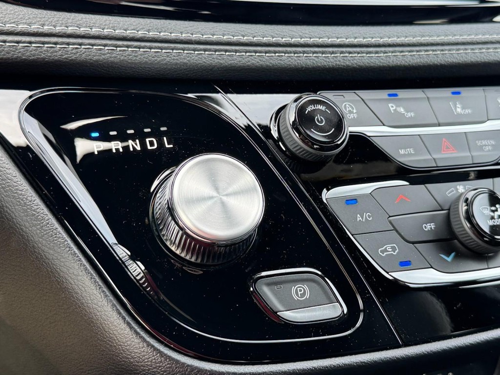 Chrysler Pacifica Vehicle Full-screen Gallery Image 16