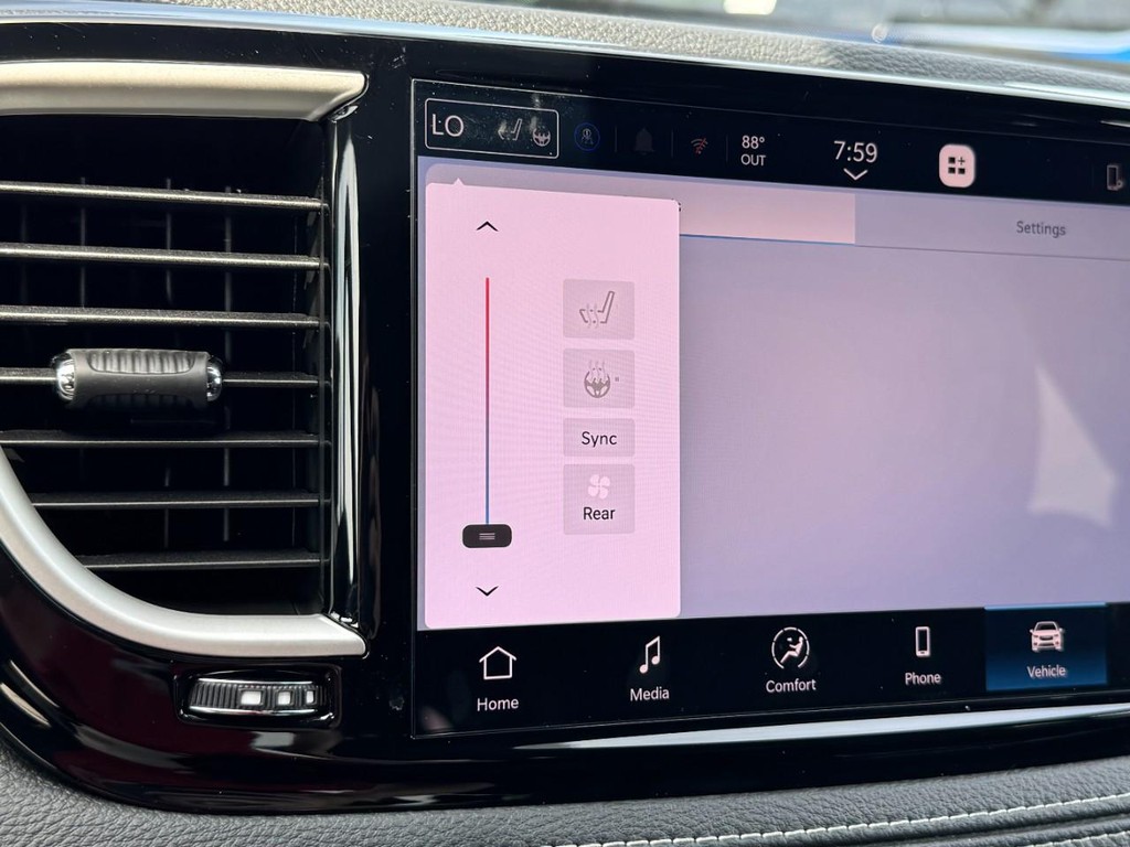 Chrysler Pacifica Vehicle Full-screen Gallery Image 17