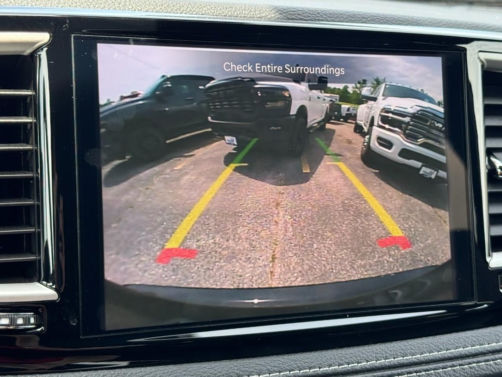 Chrysler Pacifica Vehicle Full-screen Gallery Image 18