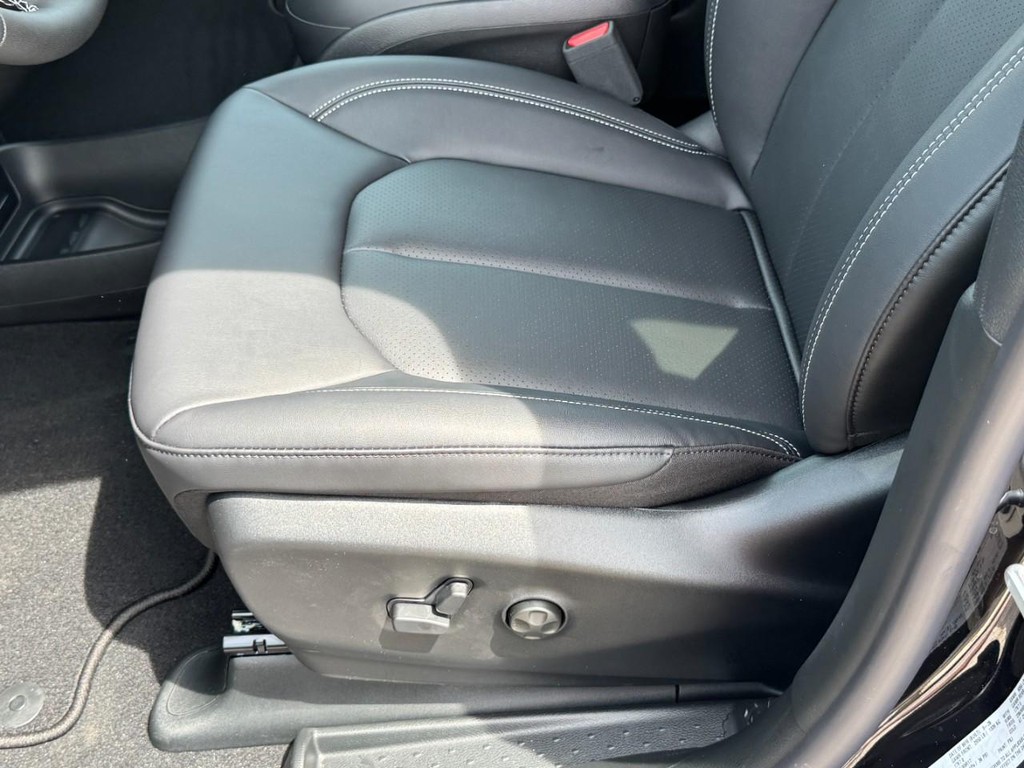Chrysler Pacifica Vehicle Full-screen Gallery Image 19
