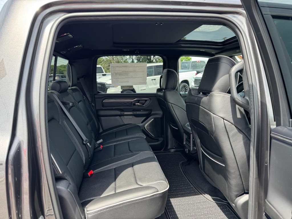 Ram 1500 Vehicle Full-screen Gallery Image 06