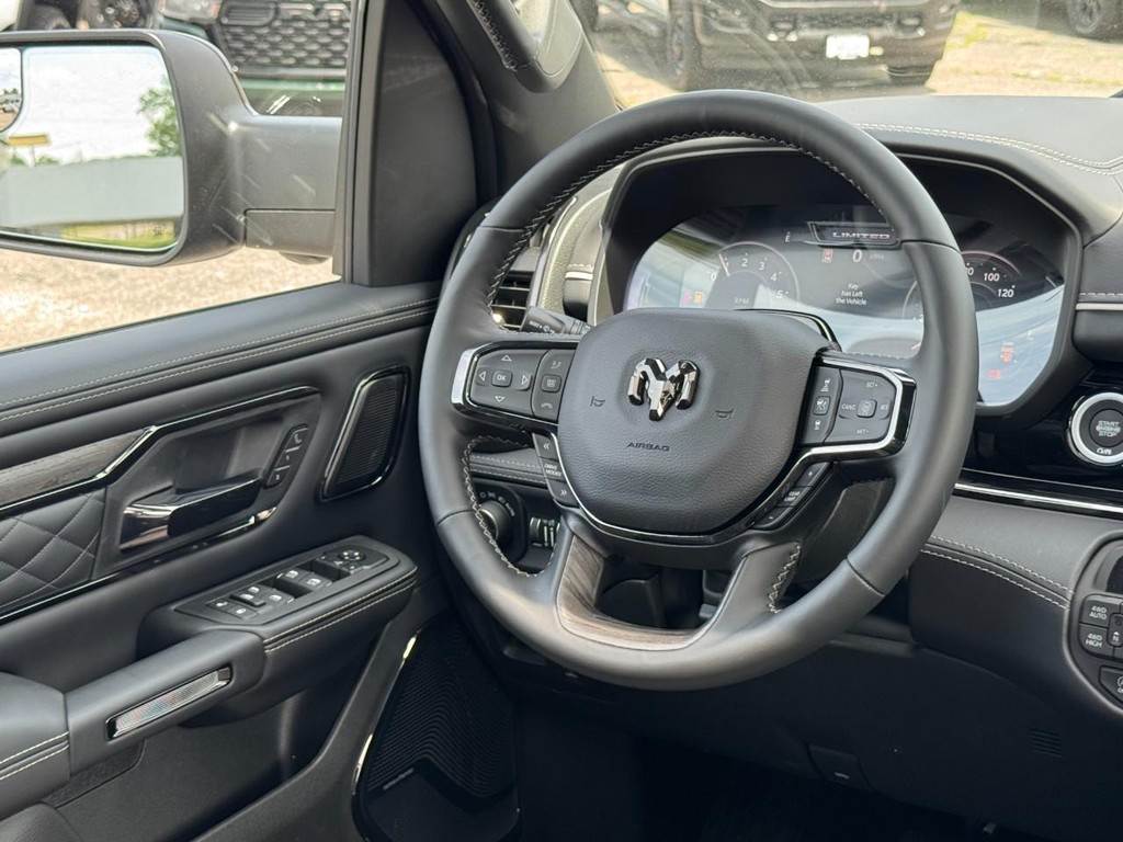 Ram 1500 Vehicle Full-screen Gallery Image 09