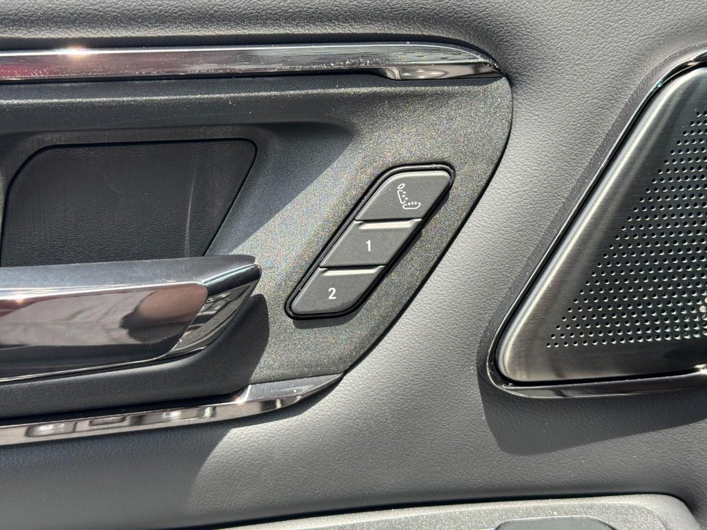 Ram 1500 Vehicle Full-screen Gallery Image 12