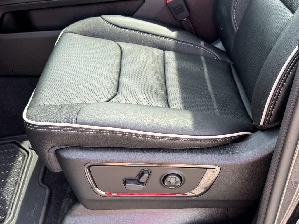 Ram 1500 Vehicle Full-screen Gallery Image 21