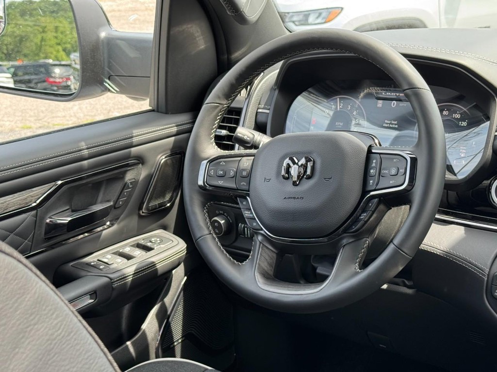 Ram 1500 Vehicle Full-screen Gallery Image 09