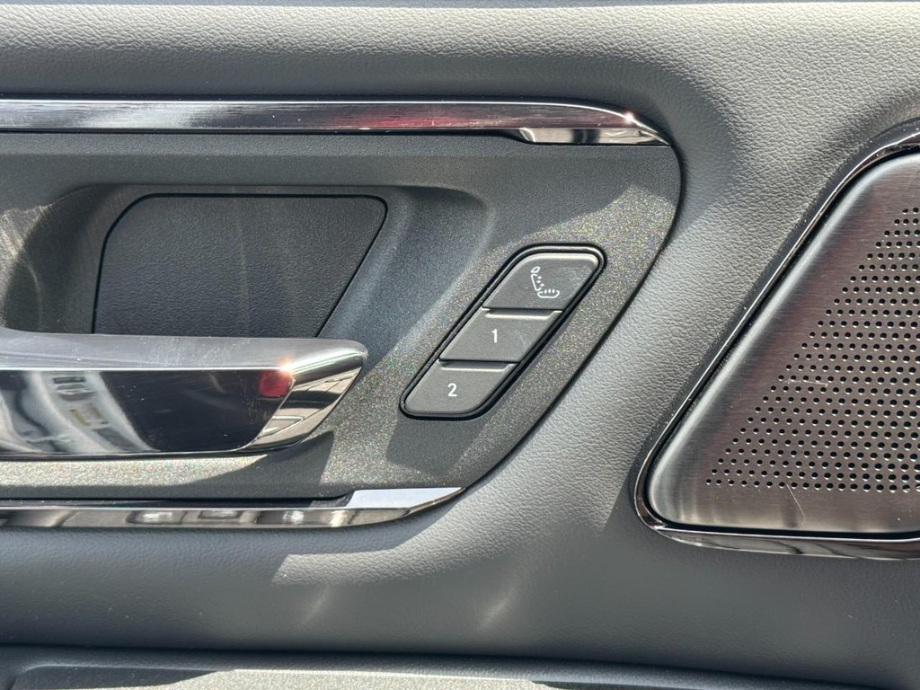 Ram 1500 Vehicle Full-screen Gallery Image 12