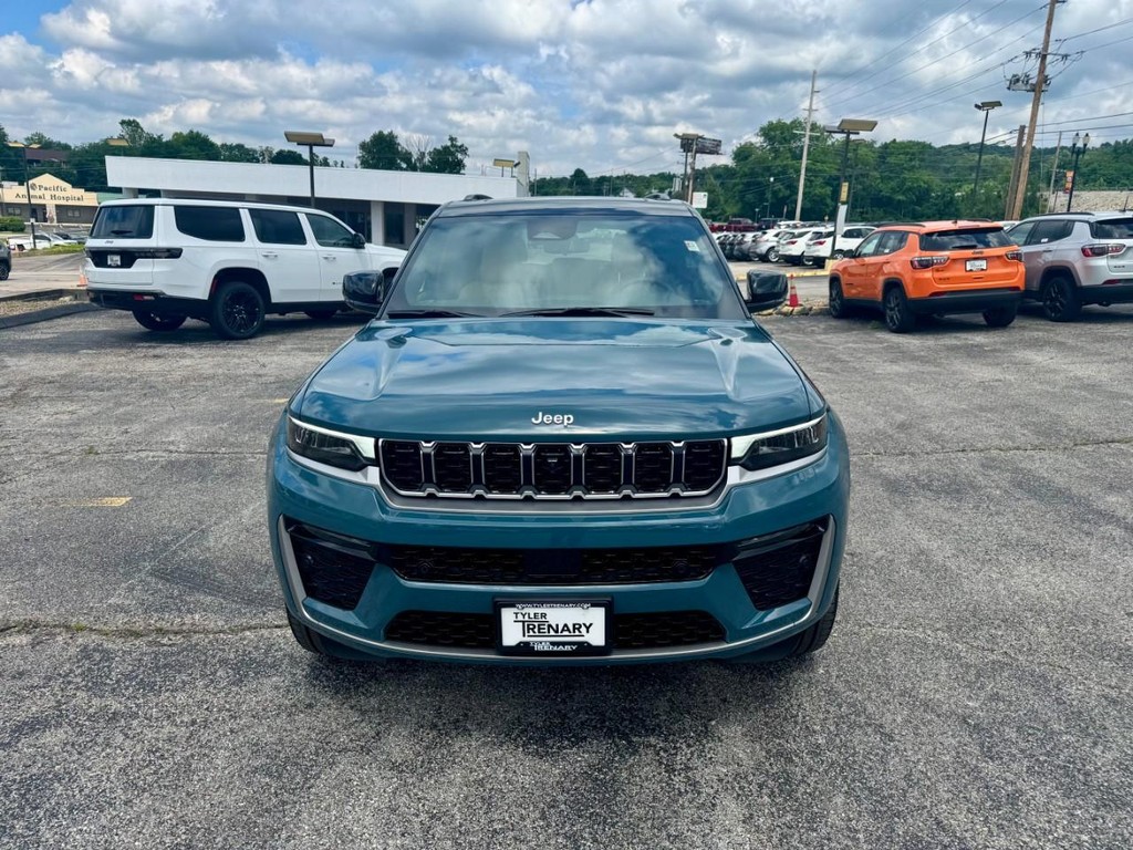 Jeep Grand Cherokee Vehicle Full-screen Gallery Image 02