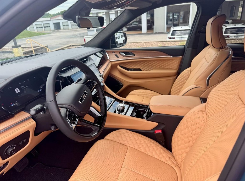 Jeep Grand Cherokee Vehicle Full-screen Gallery Image 10