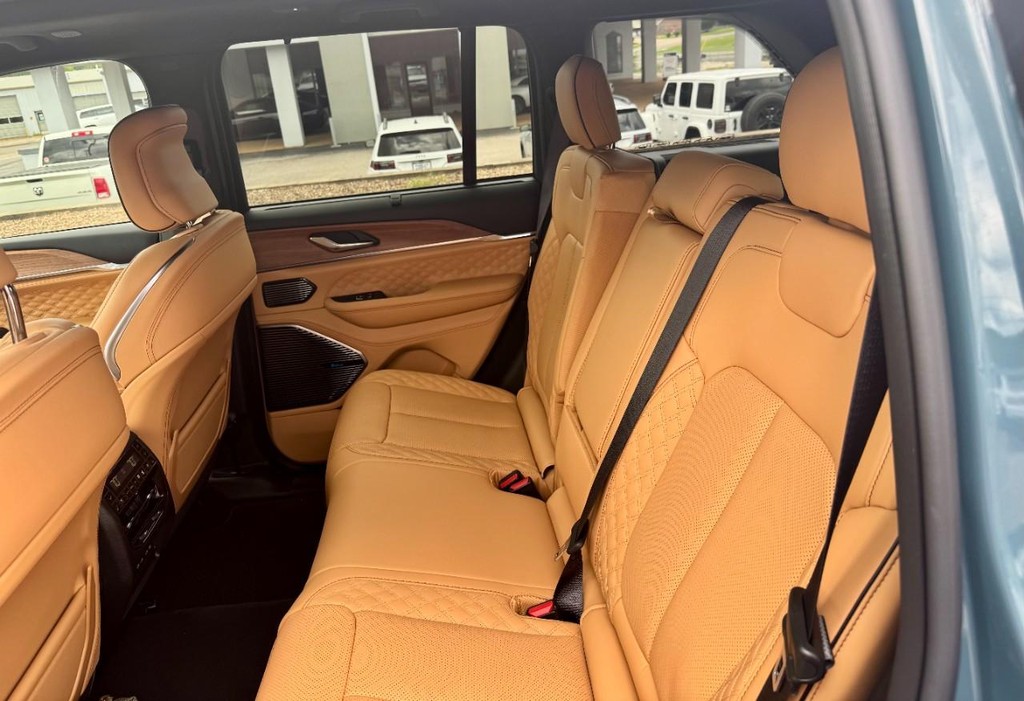 Jeep Grand Cherokee Vehicle Full-screen Gallery Image 11