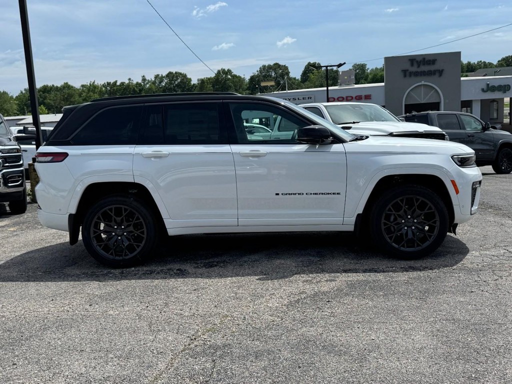 Jeep Grand Cherokee Vehicle Full-screen Gallery Image 02
